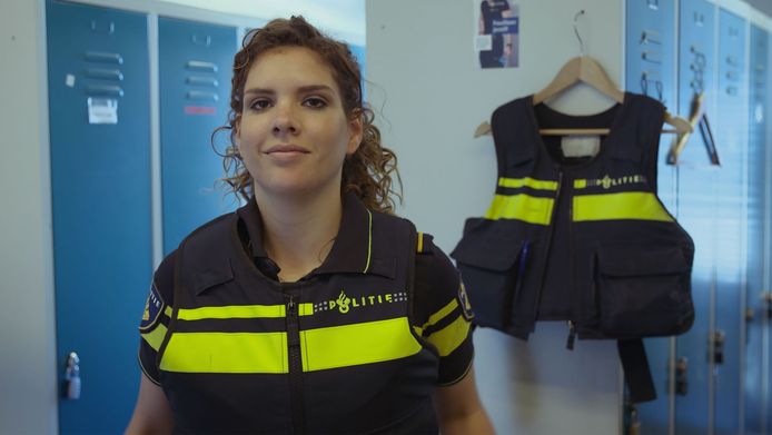 Rachel Rosier in Rachel valt binnen.