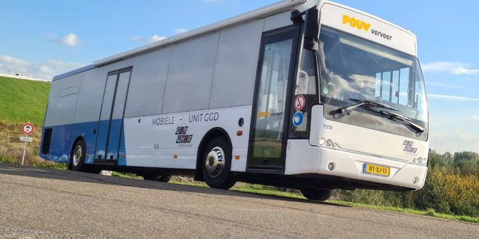 De prikbus van de GGD rijdt rond in Twente. Vaccineren kan zonder afspraak.