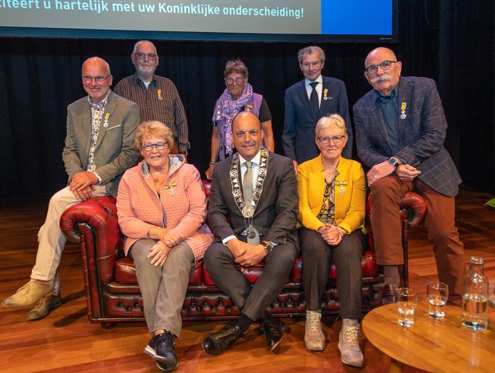 De veertien Zwollenaren die dinsdag een koninklijke onderscheiding ontvingen in Odeon betraden in groepen van zeven met aanhang de schouwburg.