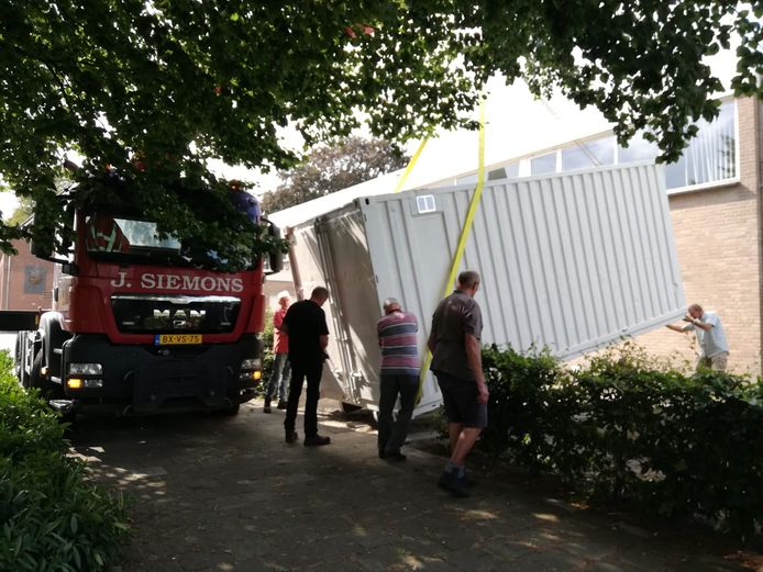Het is passen en meten bij het Openluchttheater Nispen.