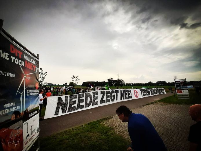 Demonstratie tegen windmolens bij de Melktap in Geesteren door Needenaren.