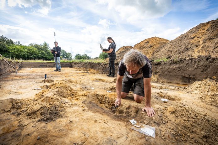 Archeologisch onderzoek bij boerderij Aveskamp in Denekamp. Op die locatie moet in de toekomst de nieuwbouw van basisschool De Zevenster komen.