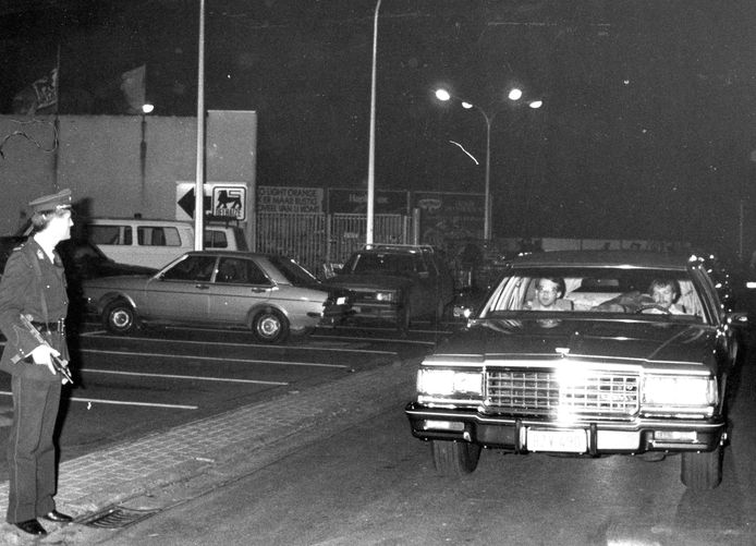 Een lijkwagen verlaat de parking van de Delhaize van Aalst, enkele uren na de dodelijke overval op zaterdagavond 9 november 1985.