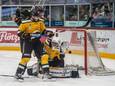 Goalie Cedrick Andree probeert de puck te stoppen met een uiterste krachtsinspanning. Kilian van Gorp houdt de tegenstander tegen.