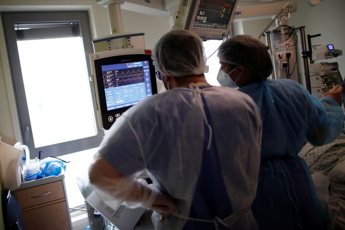 Un patient covid aux soins intensifs à l'hôpital Melun-Senart hospital, près de Paris, le 8 mars 2021.