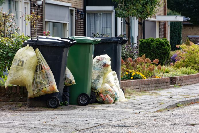 Verschillende soorten containers en zakken met afval in Sint-Michielsgestel. De gemeente gaat enkele regels aanpassen.
