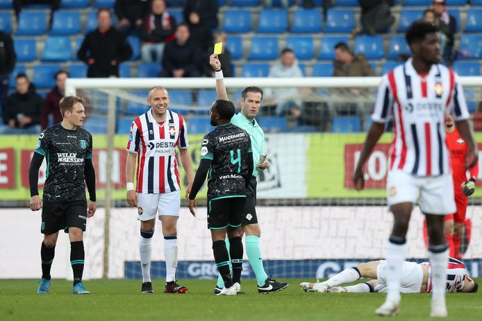Scheidsrechter Makkelie geeft een gele kaart aan Anita.