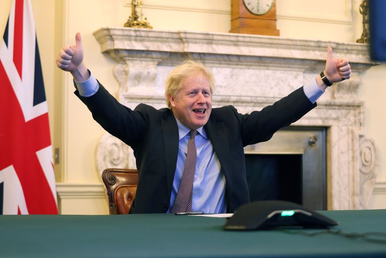De Britse premier Boris Johnson toonde zich op Twitter in feeststemming. Beeld Boris Johnson Twitter