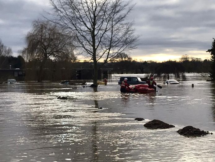 De reddingsdiensten werken in overstroomd gebied in het oost-Engelse graafschap Bedfordshire.