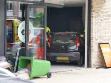 Auto ramt de pui van een Nijmeegse kapperszaak: ‘Ik kon nog net op tijd opzij springen’