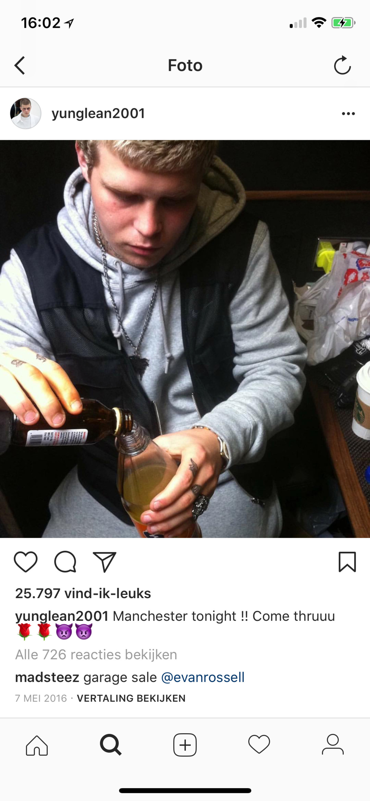 Een instagrampost van Yung Lean waarop te zien is hoe hij de drug lean voorbereidt. Beeld 