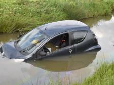 Auto raakt te water in Zaltbommel, geen spoor van de bestuurder