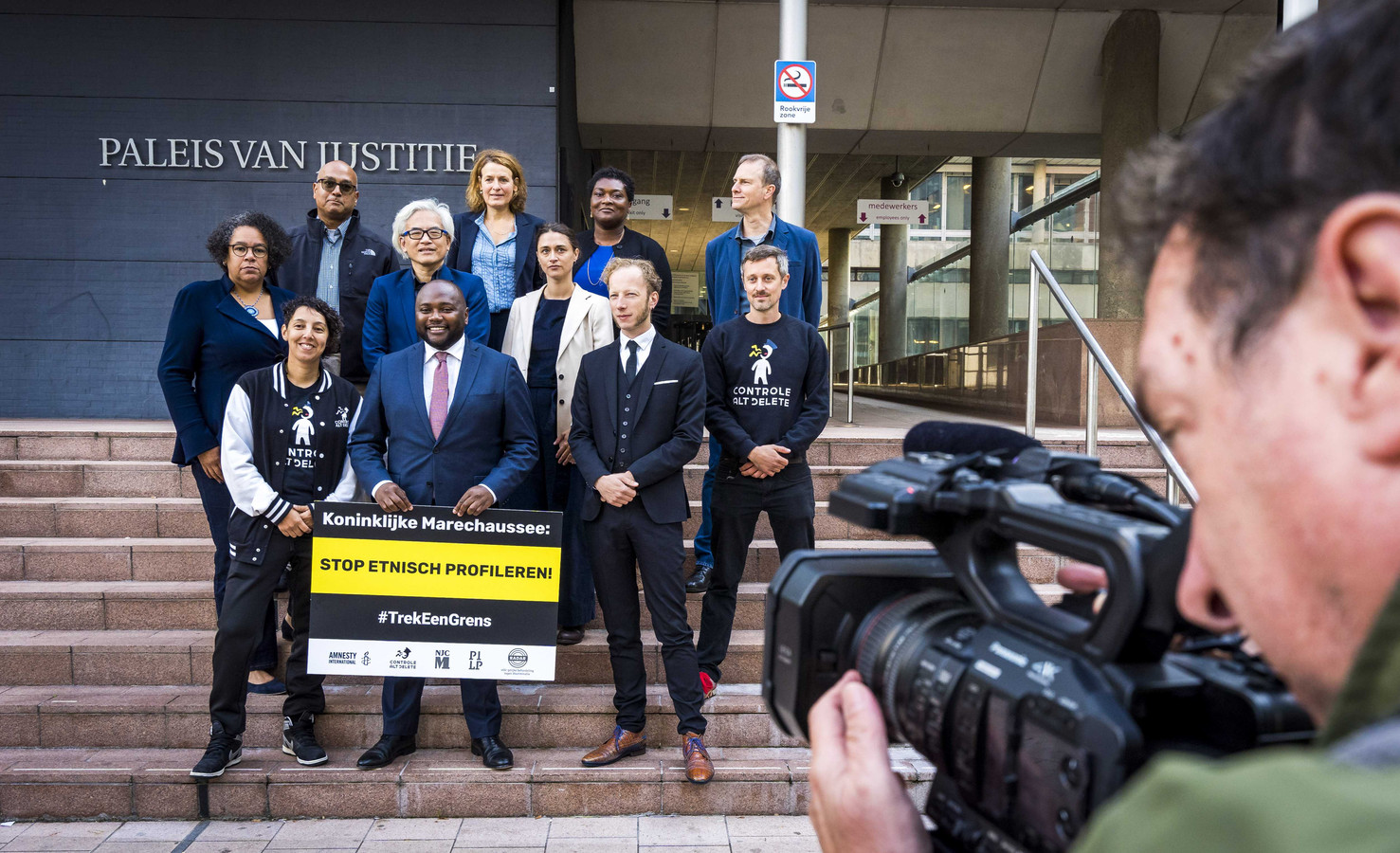 Mpanzu Bamenga (vooraan in het midden) woensdagochtend bij de rechtbank in Den Haag