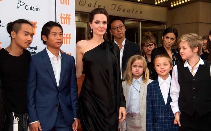 Angelina Jolie en haar kroost. Van links naar rechts Maddox, Pax, Angelina Jolie, Vivienne, Knox en Shiloh.