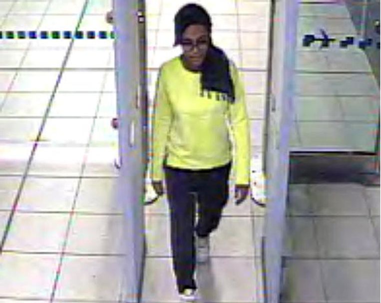 Amira Abase, vastgelegd op beveiligingscamera's op het Londense vliegveld Gatwick, voordat ze in een vliegtuig naar Turkije stapte. Beeld AP