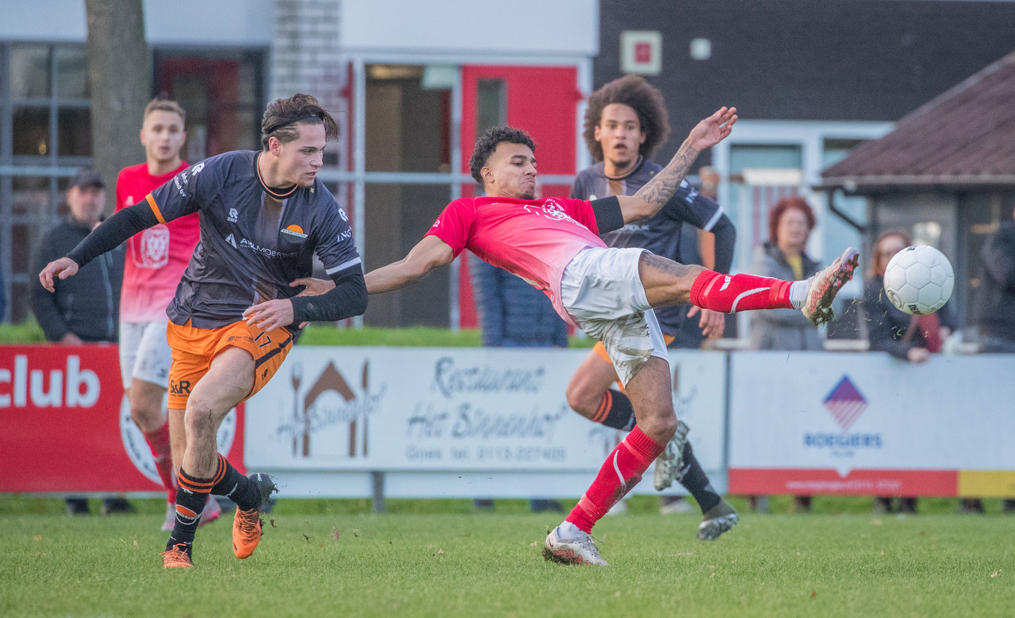 Mitchell de Nooijer ruimt de bal op in de wedstrijd tegen Smitshoek.