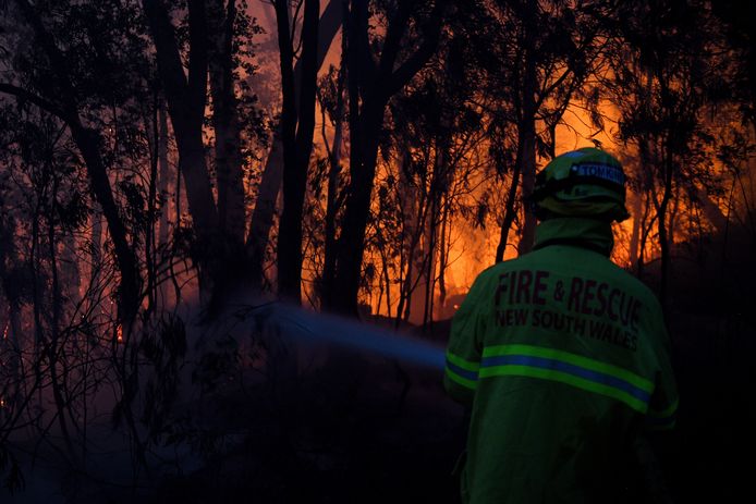 Een brandweerman bestrijdt het vuur in New South Wales. Archiefbeeld.
