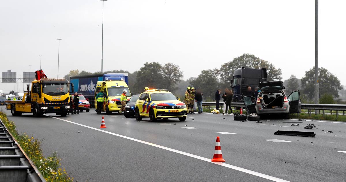 Ongeluk met spookrijder op A73: twee gewonden, rijbaan richting Venlo dicht.