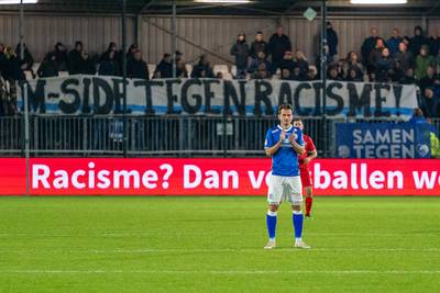 Krachtig statement tegen racisme: twintig clubs staan na aftrap minuut stil