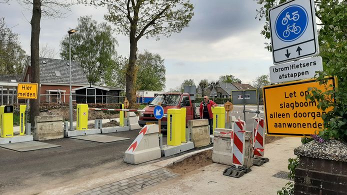 De slagboom werd in het weekend vernield, maar hij functioneert weer. Wie er door wil, kan zich melden bij de intercom.