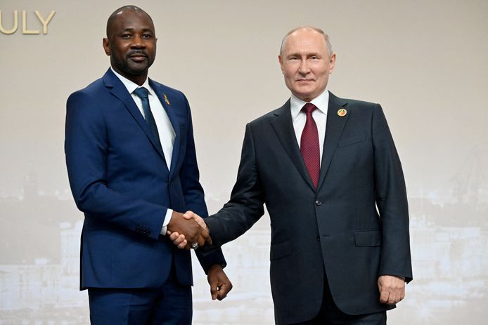 De Russische president Vladimir Poetin (70) ontmoette de Malinese president Assimi Goita (40) donderdag nog op de Rusland-Afrika-top in Sint-Petersburg.