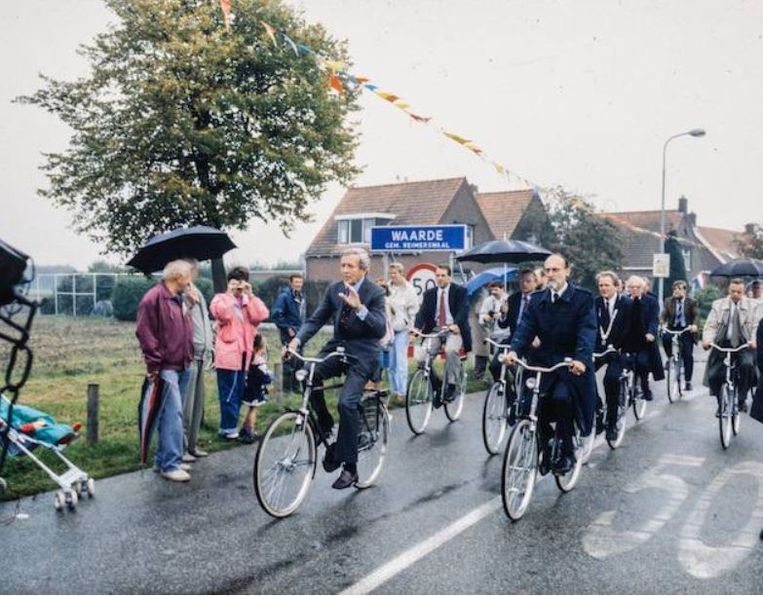 22 september 1993. In zijn functie van beschermheer van de Vereniging Hollandsche Molen stelt prins Claus in het Zuid-Bevelandse Waarde de herbouwde standerdmolen De Hoed in gebruik. Op de fiets! Beeld Nationaal Fotopersbureau