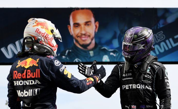 Max Verstappen feliciteert Lewis Hamilton met de overwinning.