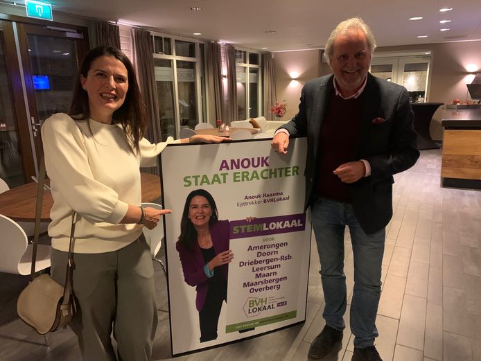 Anouk Haaxma en Bram Brinkman vieren de zetelwinst van BVHLokaal in de raad van de Utrechtse Heuvelrug.