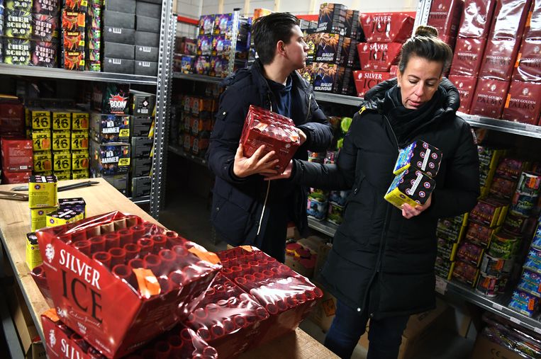 Vuurwerkverkoopster Nathalie de Vries van winkel Ed Raket en haar zoon plaatsen het bestelde vuurwerk in de stellingen in de bunker achter de winkel. 
 Beeld Marcel van den Bergh / de Volkskrant
