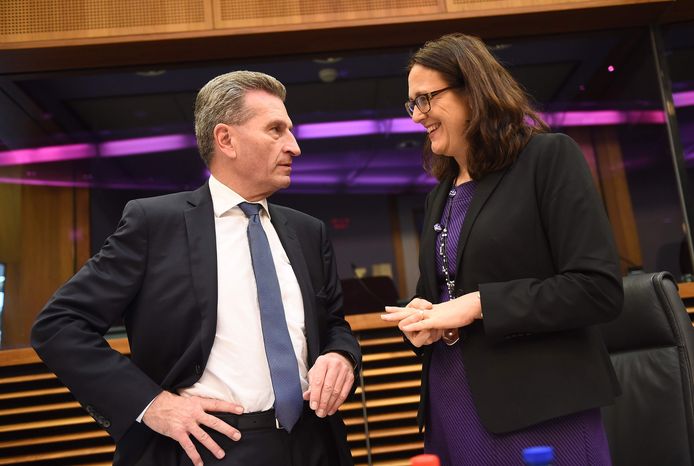 Günther Oettinger avec la commissaire européenne au Commerce Cecilia Malmstrom à Bruxelles, le 13 janvier 2016.