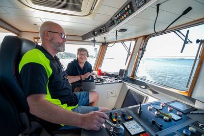 Alleen maar blije gezichten op de drukke veerboot naast Haringvlietbrug: ‘Het voelt als een schoolre