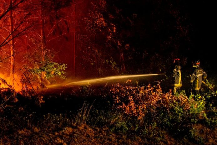 Brandweermannen proberen de bosbranden in Landiras te blussen.