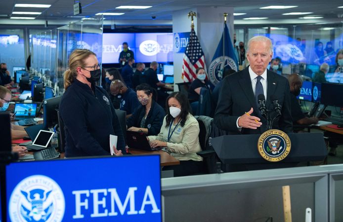Joe Biden bij zijn bezoek aan FEMA.