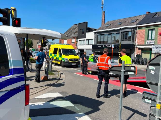 Passagier gewond na aanrijding op kruispunt Vijverstraat