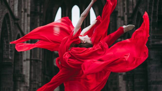 Charlotte (24) uit Aalst wint fotowedstrijd met sierlijke rode ballerina