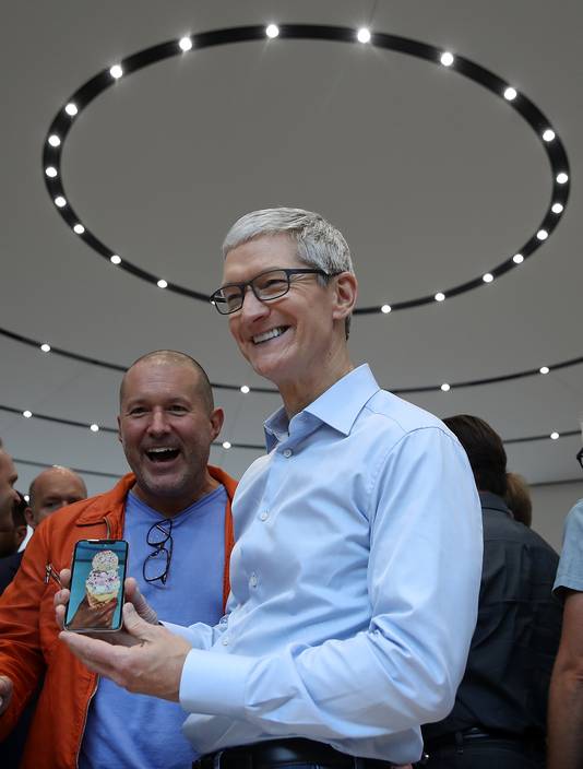 Apple-baas Tim Cook showt de nieuwe iPhone X na de presentatie vorige maand in Cupertino