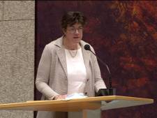 Van den Hil uit ‘Hoes’ persoonlijk én kritisch bij debuut in Tweede Kamer