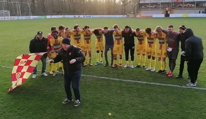 De spelers van Bornem met Vinnie Frans als tweede van rechts vieren de eerste zege sinds lang met de fans.