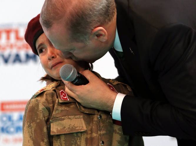 Dit beeld zet Erdogan opnieuw in slecht licht: "Als ze martelaar wordt, zullen we een vlag over haar lichaam leggen"