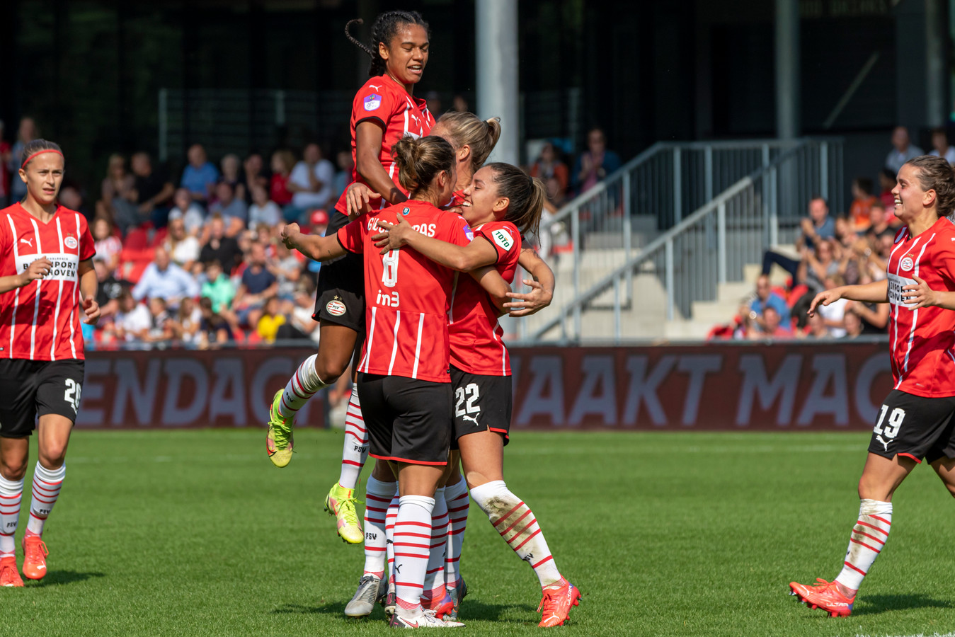 PSV viert de 2-1 van Anika Rodriguez (nummer 22).