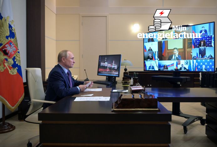 De Russische president Vladimir Poeting tijdens een videoconferentie over de Russische energie-industrie.
