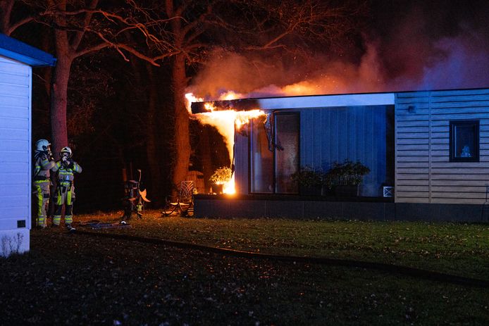 De achterkant van het chalet werd door de brand verwoest.