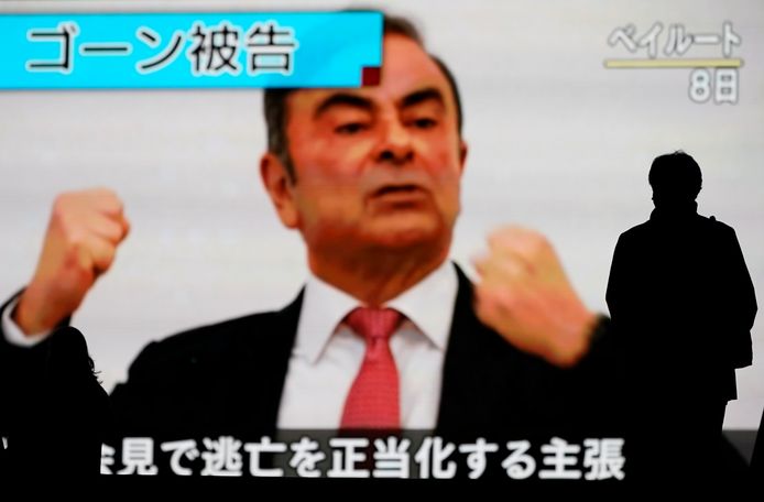 Carlos Ghosn op televisie tijdens een persmoment in Libanon. Hij zou Japan met een privéjet zijn ontvlucht nadat hij zich in een koffer voor apparatuur had verstopt.