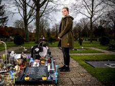 Stephanie zoekt felblauw grind voor het graf van haar zoontje: ‘Zou het helemaal afmaken’