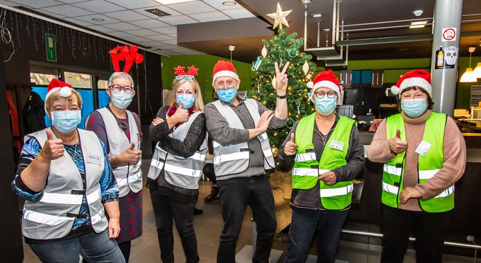 In vaccinatiecentrum Binder in Puurs-Sint-Amands wordt ook de komende dagen, in aangepaste outfits, doorgewerkt.