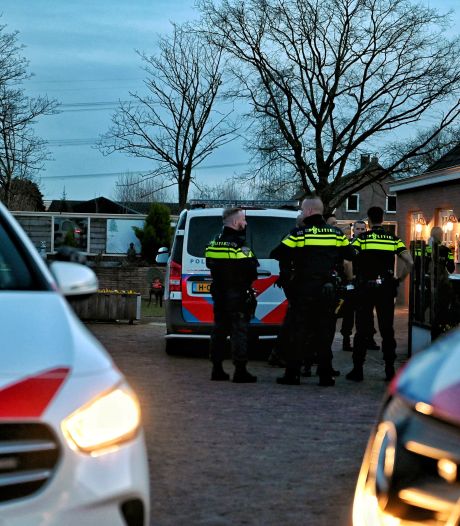 Politie valt huis binnen in Moergestel en vindt ‘op vuurwapen gelijkend’ voorwerp, bewoner aangehouden
