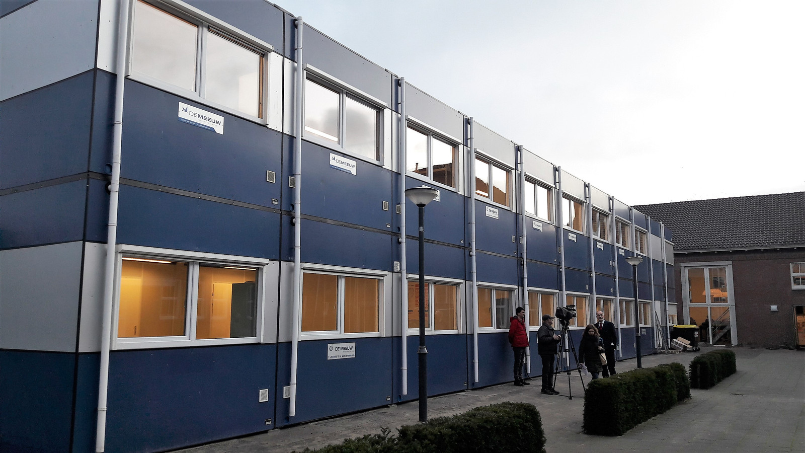 De tijdelijke units op het schoolplein bij de Sancta Maria Mavo in Den Bosch. Hier wordt een half jaar lang lesgegeven zodat het hoofdgebouw grondig gerenoveerd en verbouwd kan worden.