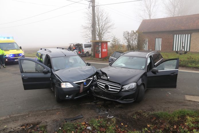 Een Dacia Logan kwam in aanrijding met een Mercedes.