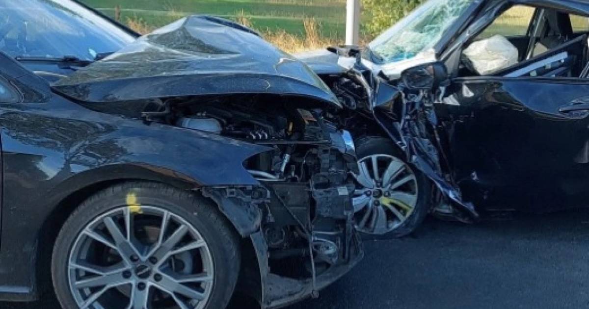 Brandweer bevrijdt twee beknelde bestuurders na botsing in Elsendorp