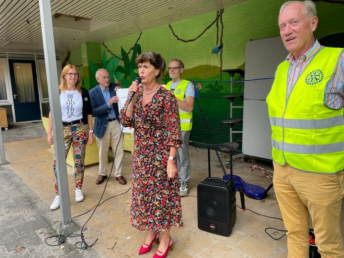 Rita van Leeuwen, directeur van de Petraschool, kreeg voor haar school van de jubilerende Rotaryclub Eindhoven-Noord vijftig jaarabonnementen op het weekblad Donald Duck.